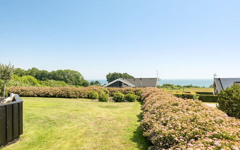 Fridtjof - 100M from the Sea: Himmel, Busk, Plantesamfund, Bunddække, Have, Hæk, Landscaping, Plantation