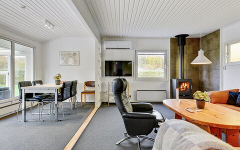 Cenia - 450M from the Sea: Indretning, Loft, Gulvbelægning, Træ, Møbel, Etage, Stue, Couch, Værelse, Hjem