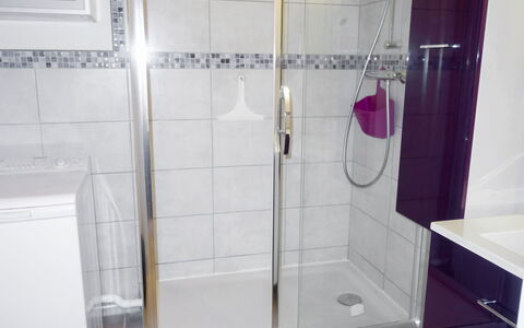 Hameau de Provence: Badeværelse, Flise, Ejendom, Purple, Værelse, Bruser Dør, Bruser, Produkt, Sanitærarmatur, Glas