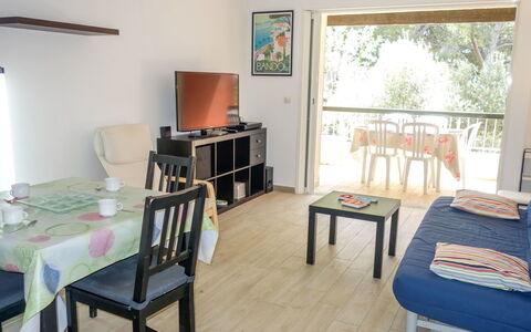 Hameau de Provence: Værelse, Møbel, Ejendom, Bygning, Etage, Bord, Indretning, Hus, Ejendom, Soveværelse