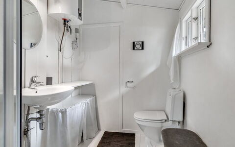 Heinke - 2Km from the Sea: Sanitærarmatur, Etage, Håndvask, Gulvbelægning, Indretning, Toilet, Badeværelse, Vvs, Toiletbræt, Tap