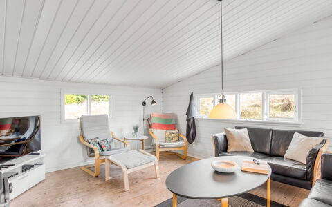 Heinke - 2Km from the Sea: Møbel, Udendørs Møbler, Bordservice, Bord, Drinkware, Stol, Udendørs Bord, Mad, Flaske