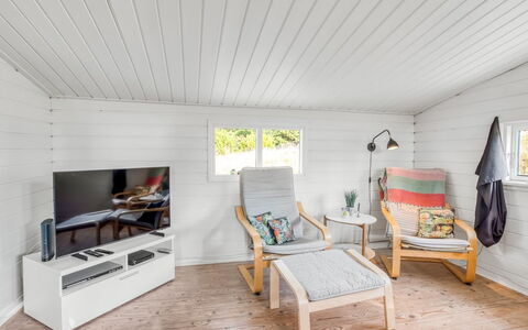 Heinke - 2Km from the Sea: Møbel, Udendørs Møbler, Bordservice, Bord, Drinkware, Stol, Udendørs Bord, Mad, Flaske