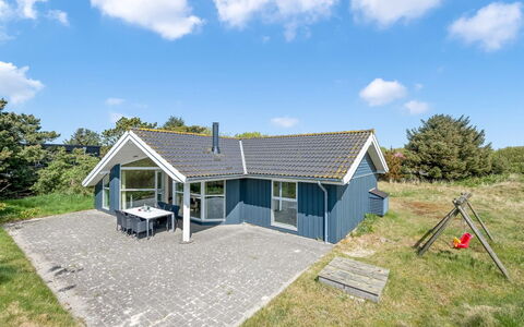 Dagny - 300M from the Sea: Møbel, Udendørs Møbler, Bordservice, Bord, Drinkware, Stol, Udendørs Bord, Mad, Flaske