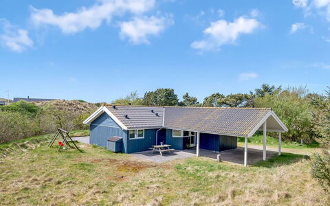 Dagny - 300M from the Sea: Møbel, Udendørs Møbler, Bordservice, Bord, Drinkware, Stol, Udendørs Bord, Mad, Flaske