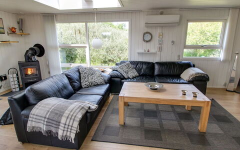 Aatos - 500M from the Sea: Møbel, Couch, Gulvbelægning, Etage, Indretning, Træ, Stue, Trægulve, Hjem, Værelse