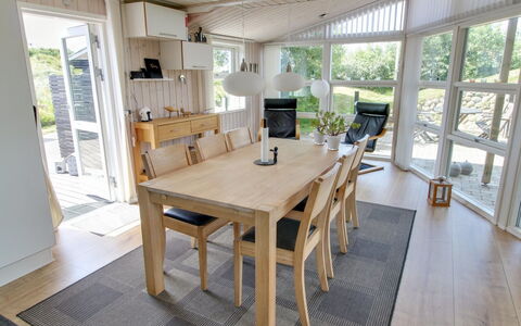 Aatos - 500M from the Sea: Møbel, Gulvbelægning, Indretning, Etage, Træ, Trægulve, Stol, Spisestue, Køkken & Spisebord, Loft