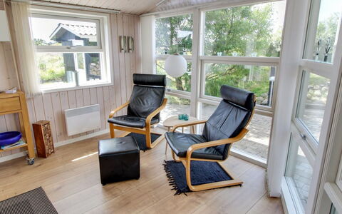 Aatos - 500M from the Sea: Møbel, Gulvbelægning, Indretning, Etage, Træ, Trægulve, Stol, Værelse, Loft, Stue