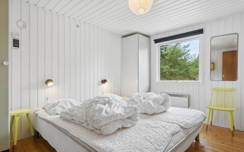 Elin - 3Km from the Sea: Væg, Soveværelse, Loft, Indretning, Seng, Sengetøj, Sengetøj, Etage, Gulvbelægning, Bed Frame
