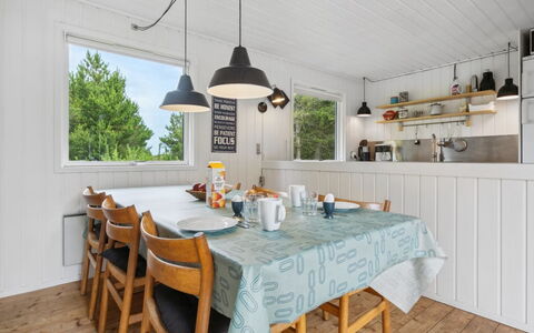 Elin - 3Km from the Sea: Møbel, Træ, Indretning, Gulvbelægning, Loft, Køkken & Spisebord, Køkken, Stol, Etage, Lysarmatur