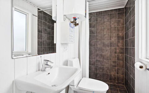 Elin - 3Km from the Sea: Sanitærarmatur, Toiletbræt, Gulvbelægning, Toilet, Etage, Indretning, Badeværelse, Håndvask, Vvs, Loft