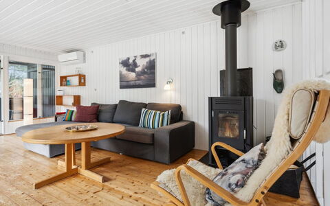 Elin - 3Km from the Sea: Gulvbelægning, Etage, Møbel, Indretning, Træ, Trægulve, Loft, Værelse, Stue, Couch