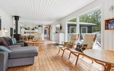 Elin - 3Km from the Sea: Gulvbelægning, Træ, Indretning, Trægulve, Etage, Loft, Møbel, Stue, Hjem, Couch