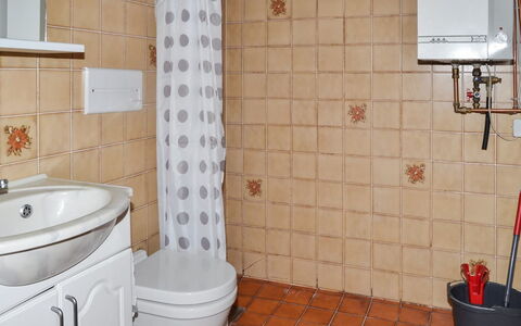Urmas - 1Km from the Sea: Badeværelse, Sanitærarmatur, Gulvbelægning, Etage, Badeværelsesvask, Indretning, Håndvask, Tap, Toiletbræt, Toilet