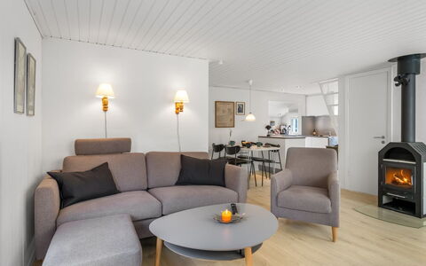 Eliene - 500M from the Sea: Møbel, Indretning, Gulvbelægning, Træ, Couch, Etage, Stue, Loft, Værelse, Belysning