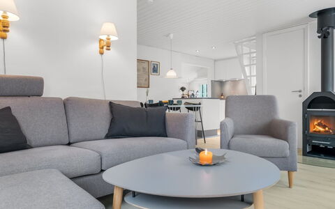 Eliene - 500M from the Sea: Møbel, Gulvbelægning, Hjem, Stue, Etage, Couch, Stol, Kaffebord