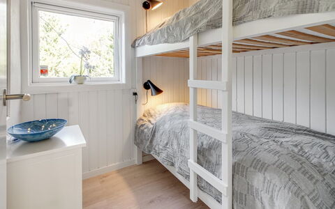 Eliene - 500M from the Sea: Træ, Soveværelse, Seng, Etage, Gulvbelægning, Køjeseng, Hjem, Loft, Sengetøj, Bed Frame