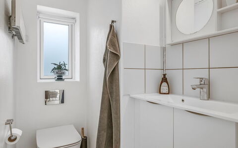 Eliene - 500M from the Sea: Væg, Sanitærarmatur, Indretning, Gulvbelægning, Håndvask, Etage, Badeværelse, Tap, Badeværelsesskab, Toilet