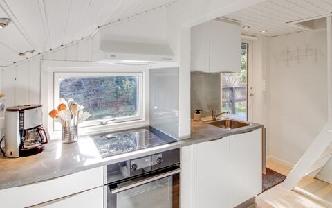 Eliene - 500M from the Sea: Køkken, Større Bandage, Køkken Apparat, Træ, Countertop, Indretning, Gulvbelægning, Loft, Etage, Sanitærarmatur