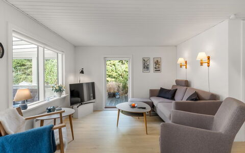 Eliene - 500M from the Sea: Loft, Gulvbelægning, Indretning, Etage, Kompositmateriale, Møbel, Udvej, Hotel, Design, Dagslys
