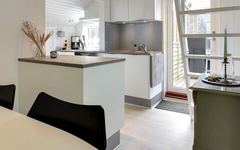 Eliene - 500M from the Sea: Møbel, Indretning, Gulvbelægning, Etage, Træ, Loft, Køkken, Countertop, Cabinetry, Værelse