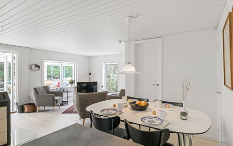 Eliene - 500M from the Sea: Loft, Gulvbelægning, Indretning, Etage, Kompositmateriale, Møbel, Udvej, Hotel, Design, Dagslys