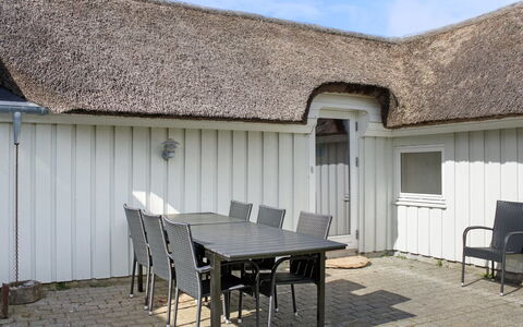Angelika - 1.6Km from the Sea: Møbel, Indretning, Stol, Gulvbelægning, Bord, Udvej, Etage, Loft, Værelse, Eco Hotel