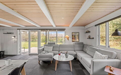 Blia - 1.5Km from the Sea: Træ, Loft, Indretning, Gulvbelægning, Etage, Møbel, Trægulve, Couch, Stue, Hårdttræ