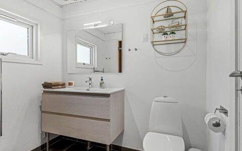 Blia - 1.5Km from the Sea: Gulvbelægning, Sanitærarmatur, Etage, Indretning, Håndvask, Badeværelsesskab, Toilet, Toiletbræt, Badeværelse, Loft