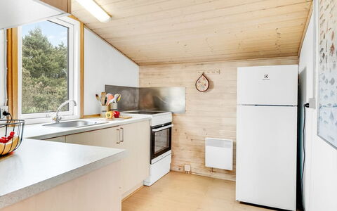 Agir - 600M from the Sea: Træ, Indretning, Gulvbelægning, Loft, Etage, Møbel, Køkken, Værelse, Hjem, Countertop