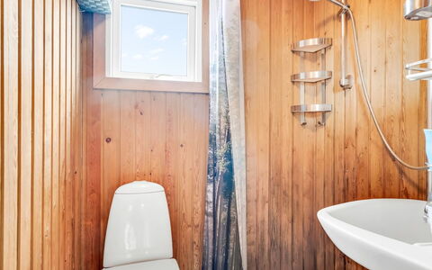 Agir - 600M from the Sea: Træ, Gulvbelægning, Sanitærarmatur, Etage, Badeværelse, Indretning, Toilet, Vvs, Toiletbræt, Badeværelsesvask