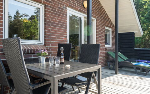 Elinbjörn - 1Km from the Sea: Hus, Hjem, Tag, Boligområde, Sommerhus, Estate, Stuehus, Lawn, Landscaping, Sidespor