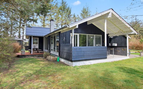 Sora - 2Km from the Sea: Hus, Træ, Tag, Hjem, Veranda, Sommerhus, Boligområde, Sidespor, Land Lot, Dør