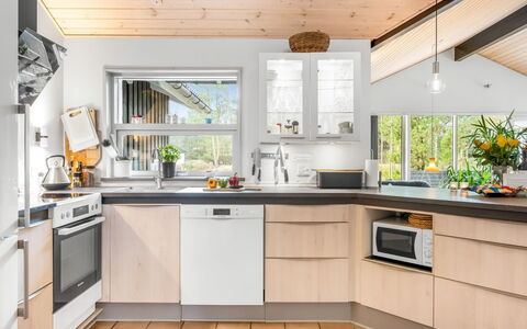 Sora - 2Km from the Sea: Køkken, Countertop, Køkken Apparat, Større Bandage, Indretning, Cabinetry, Møbel, Træ, Gulvbelægning, Husholdningsapparat