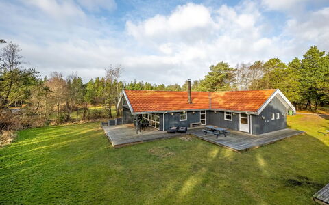 Yuma - 1Km from the Sea: Træ, Tag, Arkitektur, Hjem, Hus, Sommerhus, Sidespor, Hårdttræ, Hældning, Estate