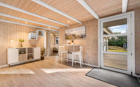 Yuma - 1Km from the Sea: Træ, Tag, Arkitektur, Hjem, Hus, Sommerhus, Sidespor, Hårdttræ, Hældning, Estate