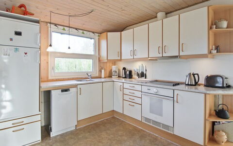 Gudni - 250M from the Sea: Køkken, Countertop, Træ, Køkken Apparat, Indretning, Gulvbelægning, Større Bandage, Loft, Cabinetry, Møbel