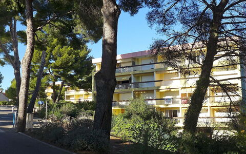 La Calanque D'Or: Træ, Ejendom, Arkitektur, Himmel, Ejendom, Vedplante, Hus, Bygning, Kvarter, Hjem