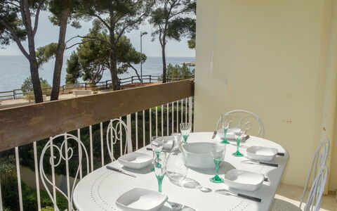 La Calanque D'Or: Bord, Bordservice, Møbel, Ejendom, Bygning, Stol, Plante, Tallerkner, Dug, Himmel