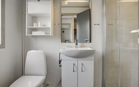 Skakke - 900M from the Sea: Badeværelse, Badeværelsesvask, Håndvask, Sanitærarmatur, Indretning, Toiletbræt, Toilet, Gulvbelægning, Etage, Tap