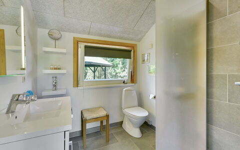 Jorina - 700M to the Fjord: Sanitærarmatur, Gulvbelægning, Badeværelsesvask, Badeværelse, Indretning, Loft, Håndvask, Etage, Toilet, Tap