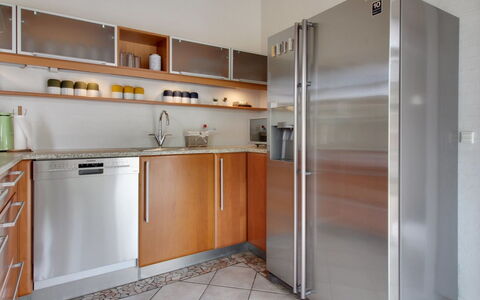 Gidsken - 30M from the Sea: Køkken Apparat, Køkken, Større Bandage, Cabinetry, Gulvbelægning, Countertop, Køleskab, Træ, Husholdningsapparat, Indretning