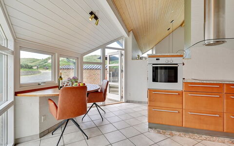 Gidsken - 30M from the Sea: Møbel, Indretning, Gulvbelægning, Træ, Etage, Loft, Køkken, Countertop, Stol, Værelse