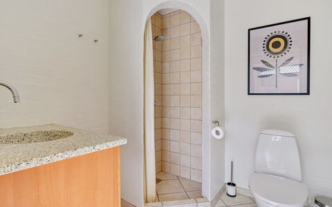 Gidsken - 30M from the Sea: Gulvbelægning, Etage, Indretning, Værelse, Loft, Sanitærarmatur, Toilet, Lejlighed, Flise