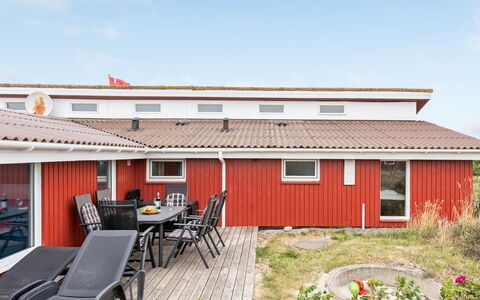 Mogens - from the Sea: Tag, Sommerhus, Hjem, Skygge, Sidespor, Stuehus, Veranda, Udendørs Struktur, Garden Bygninger