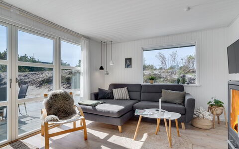 Gillis - 900M from the Sea: Træ, Gulvbelægning, Møbel, Hjem, Stue, Couch, Hårdttræ, Sommerhus, Trægulve
