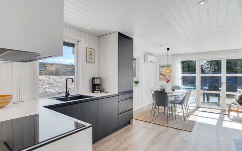 Gillis - 900M from the Sea: Gulvbelægning, Indretning, Køkken, Trægulve, Etage, Træ, Loft, Countertop, Møbel, Cabinetry