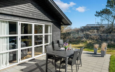 Gillis - 900M from the Sea: Træ, Møbel, Udendørs Møbler, Stol, Gulvbelægning, Køkken & Spisebord, Dør, Bord, Veranda, Udendørs Bord