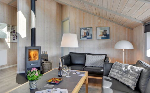 Durita - 600M to the Fjord: Møbel, Træ, Indretning, Gulvbelægning, Couch, Stue, Loft, Værelse, Etage, Hjem
