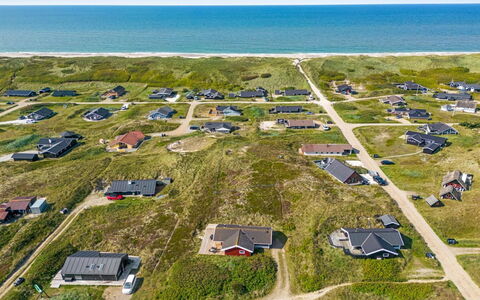 Emelie - 200M from the Sea: Arkitektur, Tag, Hjem, Kompositmateriale, Dagslys, Sidespor, Indkørsel